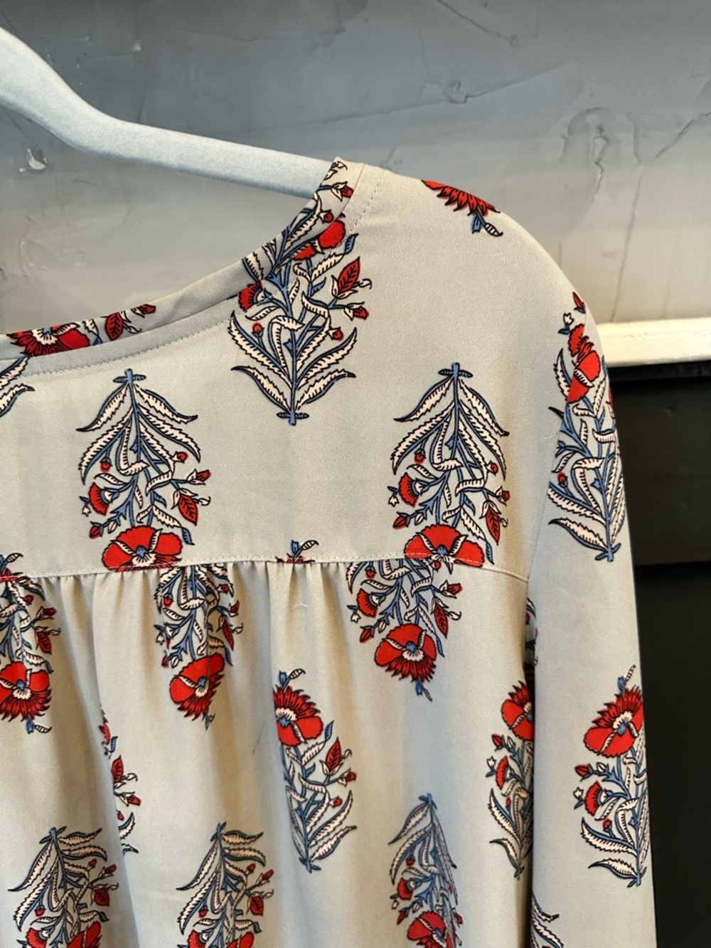 LOFT Ivory Gray Long-Sleeve Floral Peasant Blouse with Red Print sz L - Picture 5 of 13